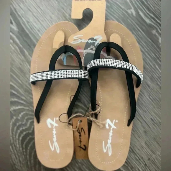 Women’s Black Thong Sandals. NWT. SIZE 8 - Picture 1 of 2